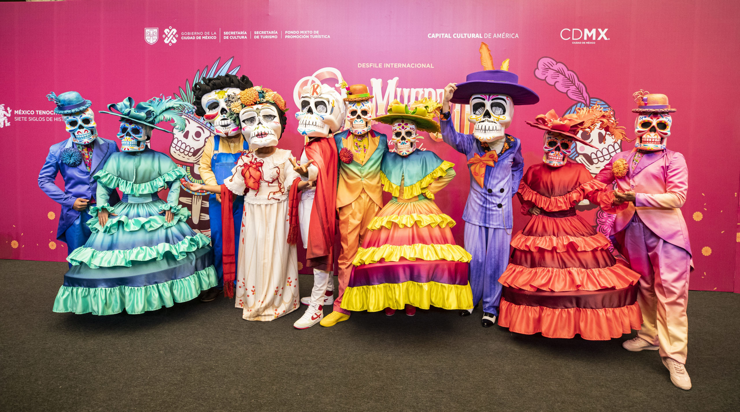 ¿Mega Desfile de Día de Muertos o pedalear un campo de Cempasúchil?